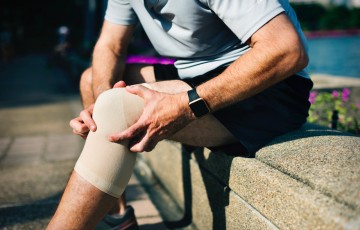 Ból bocznej strony kolana – skąd może pochodzić?